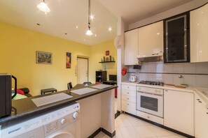 Microwave, oven, stovetop - Cozy apartment located on the fourth floor of a period building equipped with a lift (not suitable for the disabled).Our accommodation can accommodate up to 3 people in 60 square meters of space, has a single sofa bed in the living room and a bedroom wit (Roma)