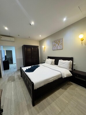 Deluxe Suite | In-room safe, blackout drapes, free WiFi, bed sheets - New Star Zamalek Hotel (Cairo)