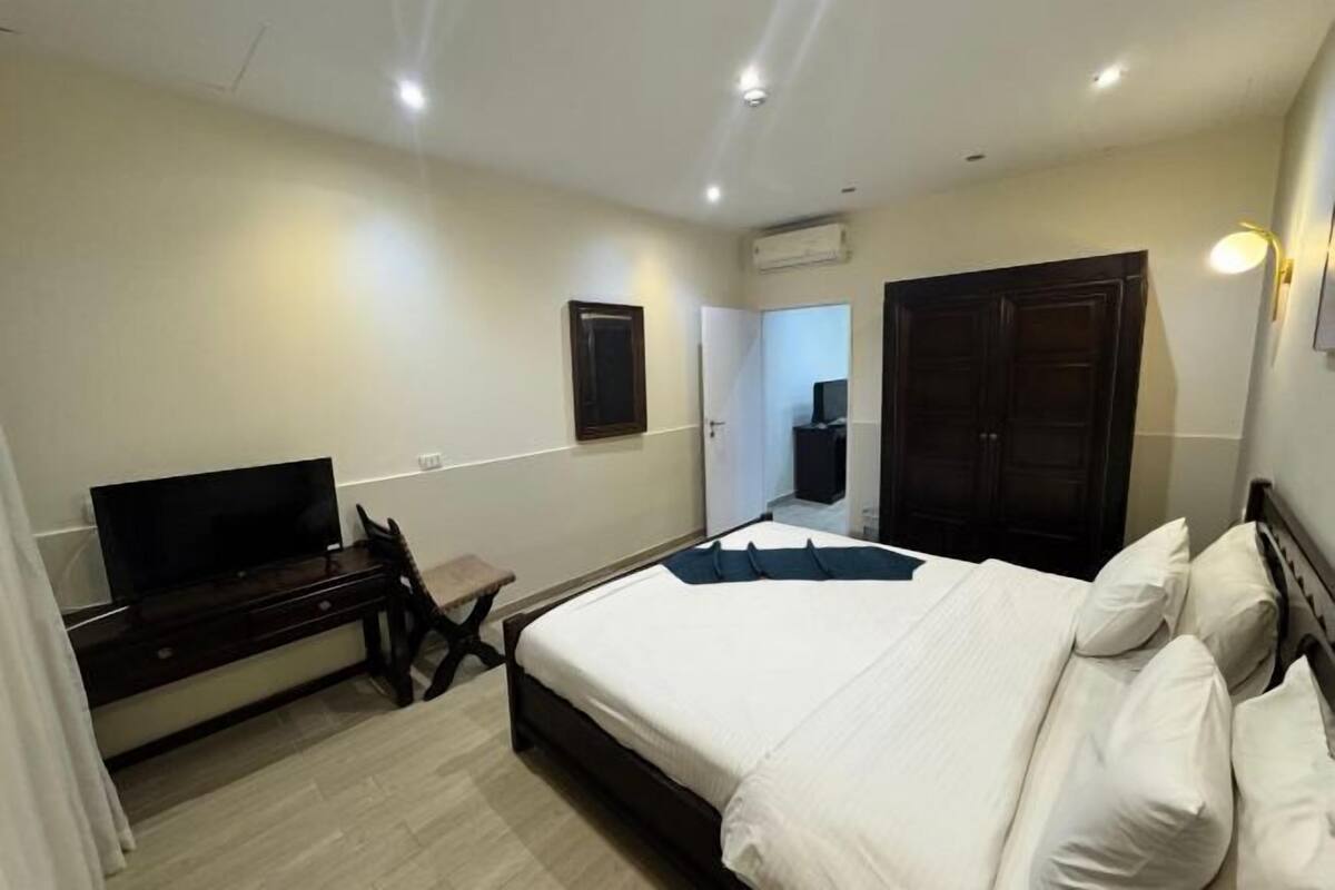 客房内保险箱、遮光窗帘、免费 WiFi、床单