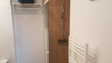 Sèche-cheveux, serviettes fournies, papier toilette