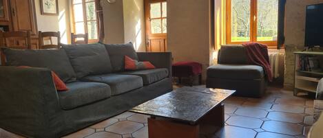 Televisión, chimenea, reproductor de DVD y futbolito