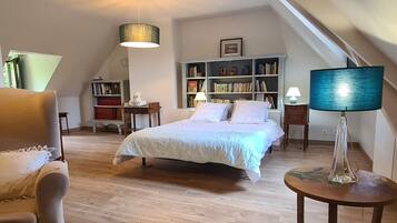 4 bedrooms, desk, iron/ironing board, free WiFi