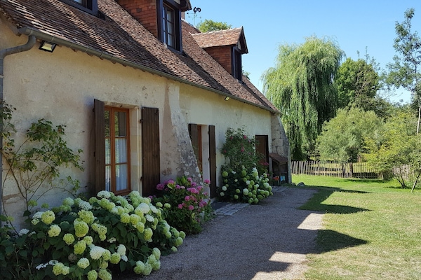 Façade Gîte de charme : Rosiers et saule. Proche Châteaux de la Loire (8 pers.).