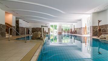 Piscina interna, funciona das 6h30 às 20h, espreguiçadeiras