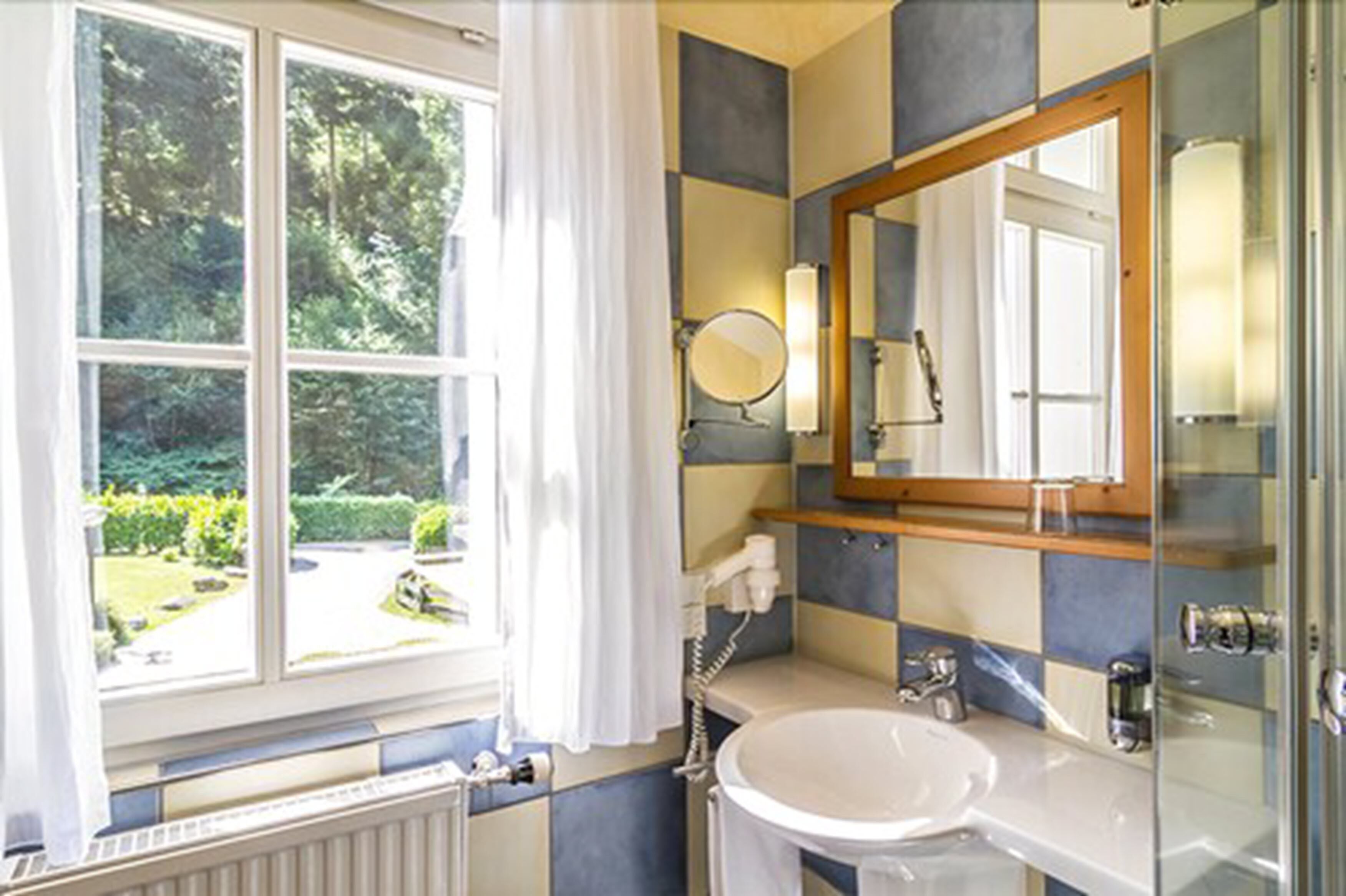 single room | bathroom | free toiletries, hair dryer, bathrobes, slippers