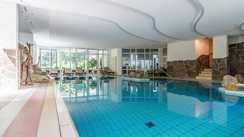 Een binnenzwembad, open van 06.30 uur tot 20.00 uur, en ligstoelen