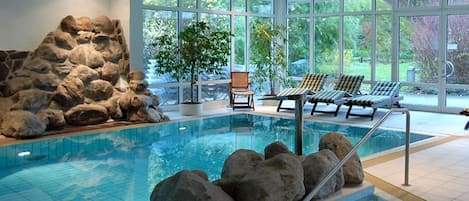 Inomhuspool med öppettider 06.30 till 20.00, och solstolar