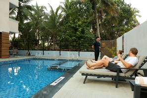 Poolside bar - Resort The Lohias (Candolim)
