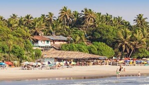 On the beach - Resort The Lohias (Candolim)