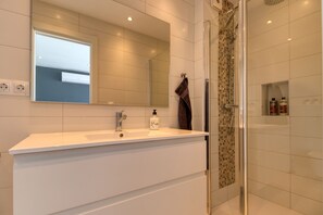 Dusche, Haartrockner, Handtücher