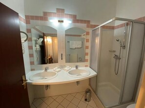 Peignoirs, serviettes fournies, savon, papier toilette