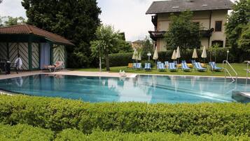 Sæsonbestemt udendørs pool, åben fra kl. 07.00 til kl. 10.00, parasoller