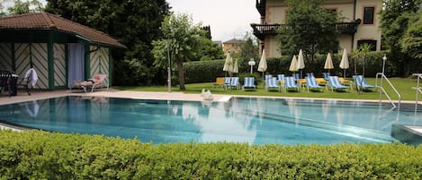 Una piscina al aire libre de temporada (de 07:00 a 10:00), sombrillas