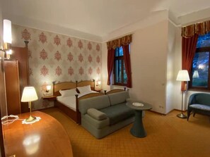 In-room safe, individually decorated, individually furnished, desk - Hotel Kaiser Franz Josef (Millstatt)