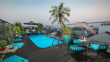 Outdoor pool, pool umbrellas, sun loungers