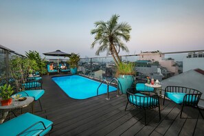 Outdoor pool, pool umbrellas, sun loungers - San Palace Hotel (Hanoi)