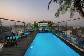 Outdoor pool, pool umbrellas, pool loungers - San Palace Hotel (Hanoi)