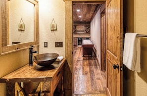 Interior - River’s Edge Lodge | Toccoa River Rustic Cabin R (Mineral Bluff)