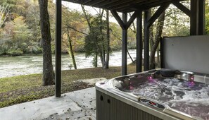 Outdoor spa tub - River`s Edge Lodge- Mineral Bluff, GA (Mineral Bluff)