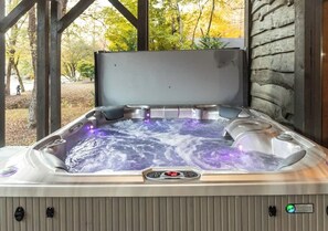 Outdoor spa tub - River’s Edge Lodge | Toccoa River Rustic Cabin R (Mineral Bluff)