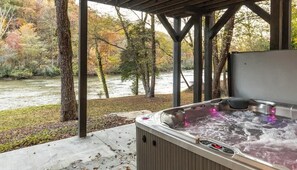 Outdoor spa tub - River’s Edge Lodge | Toccoa River Rustic Cabin R (Mineral Bluff)