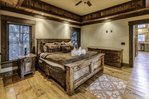 4 室のベッドルーム、デスク、アイロン / アイロン台、WiFi