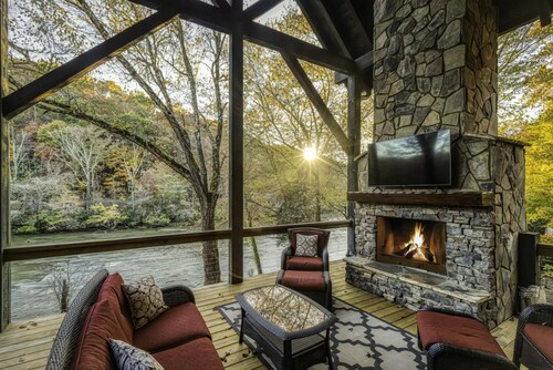 River`s Edge Lodge- Mineral Bluff, GA