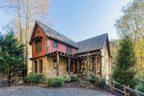 Exterior - River’s Edge Lodge | Toccoa River Rustic Cabin R (Mineral Bluff)