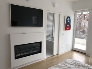 5 bedrooms, iron/ironing board, WiFi, bed sheets