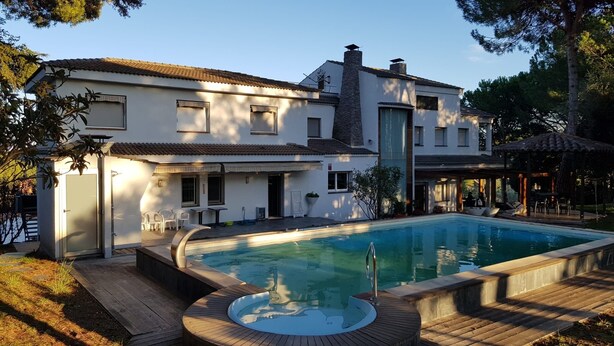 A two-story house with a swimming pool, outdoor seating, and a pergola. - Spectacular villa with private pool and large spaces  (Caldes de Montbui)
