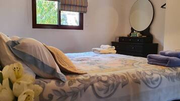 2 bedrooms, iron/ironing board, free WiFi, bed sheets