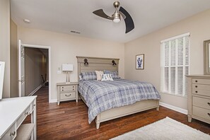 3 bedrooms, iron/ironing board, WiFi, bed sheets - Namaste on the Monon Trail Downtown Indy connect w/ adjacent unit for big groups (Indianapolis)