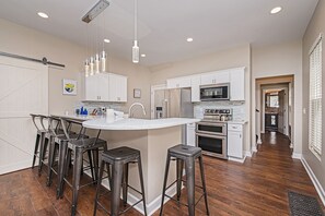 Fridge, microwave, oven, stovetop - Namaste on the Monon Trail Downtown Indy connect w/ adjacent unit for big groups (Indianapolis)