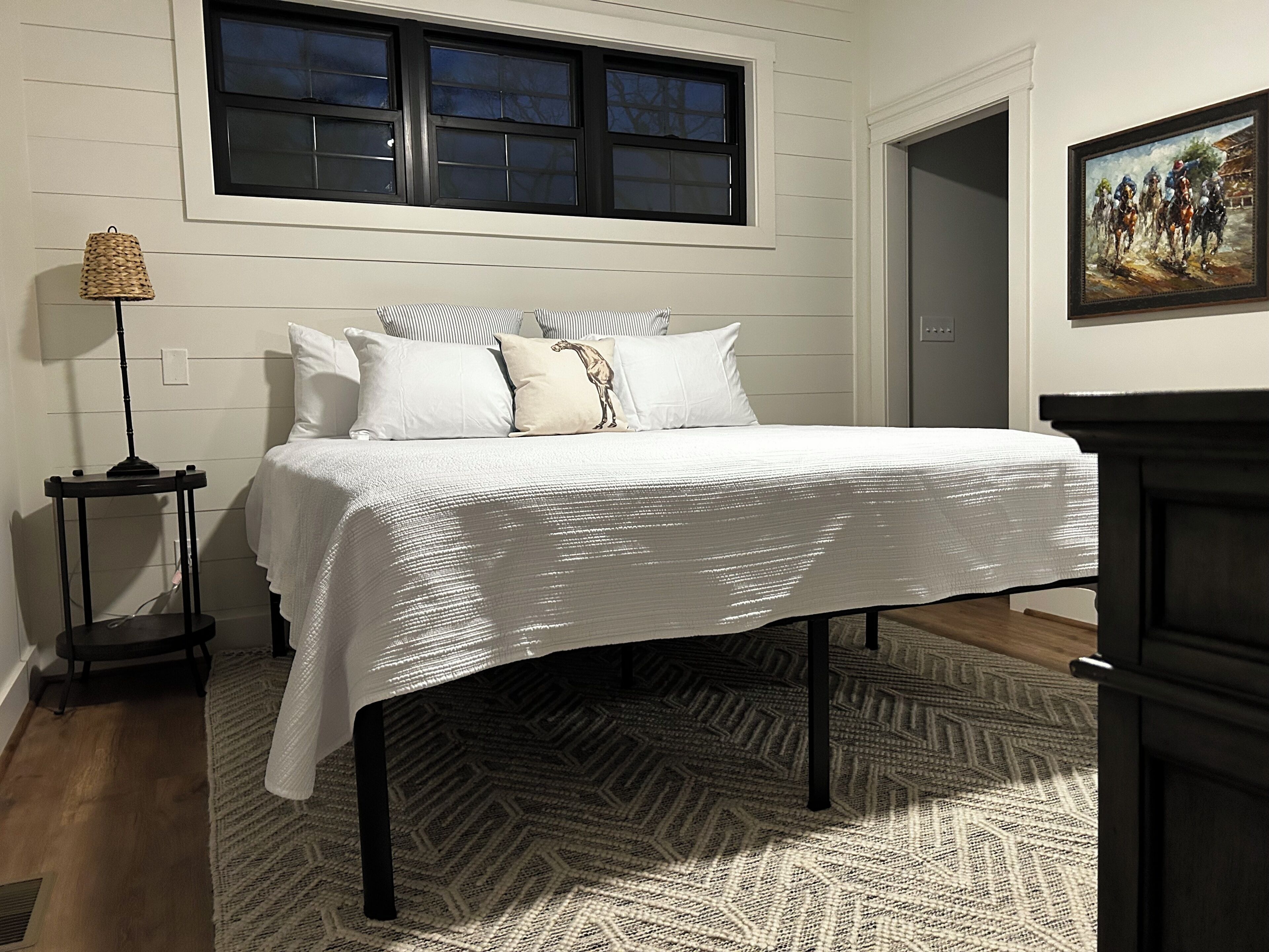 3 bedrooms, iron/ironing board, WiFi, bed sheets