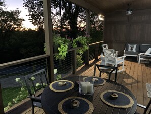 Outdoor dining - Discover Your Perfect Getaway: Cottage in the Heart of Horse & Bourbon Country! (Midway)