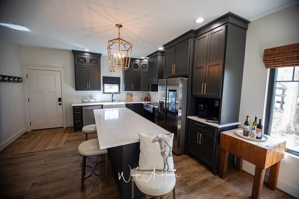 Fridge, microwave, oven, stovetop - Discover Your Perfect Getaway: Cottage in the Heart of Horse & Bourbon Country! (Midway)