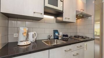 Een koelkast, een magnetron, een broodrooster, een kinderstoel