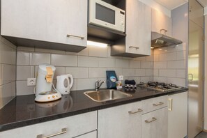 Fridge, microwave, toaster, highchair - Apt - Burg. van Woelderenlaan 100-2 | Vl (Vlissingen)