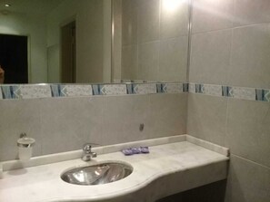 三人房 | 迷你吧、書桌、手提電腦工作空間、隔音