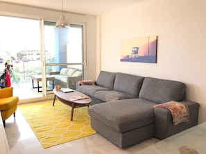 Una televisión, libros