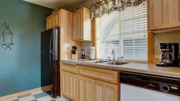 House, 2 Bedrooms | Private kitchen | Fridge, oven, coffee/tea maker, toaster