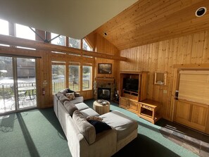 Living area - Forest Ridge 2 Bedroom Home by RedAwning (Redmond)