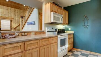 House, 2 Bedrooms | Private kitchen | Fridge, oven, coffee/tea maker, toaster