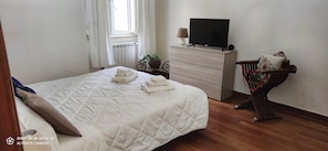 2 bedrooms, iron/ironing board, travel cot, free WiFi