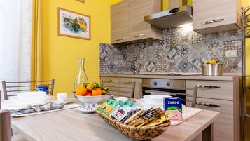 雪櫃、微波爐、焗爐、爐具