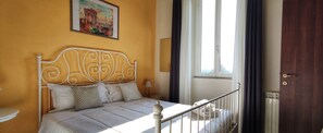 2 habitaciones, tabla de planchar con plancha y cuna de viaje 