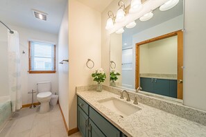 Combined shower/tub, towels - K1124 Seagrove View - Oceanside, 800 ft to the BEACH, YMCA Passes (Nags Head)