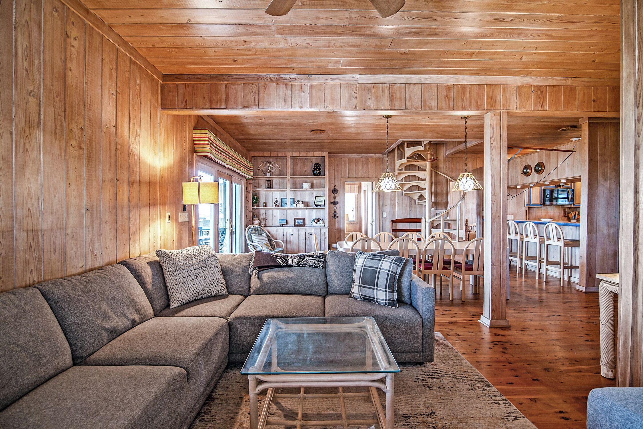 Fernseher, DVD-Player, Bücher