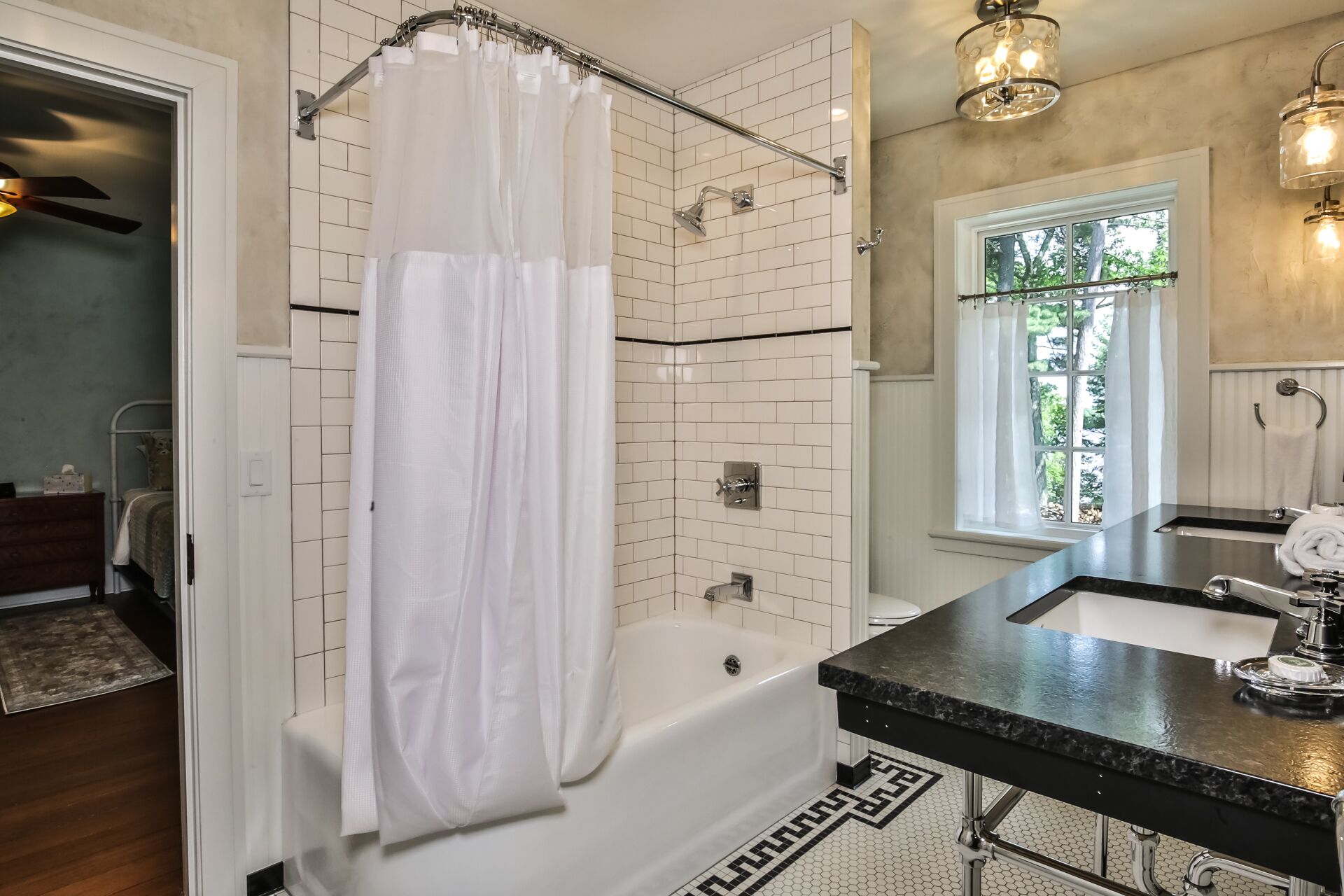 Een moderne badkamer met een bad, douche en een wastafelmeubel.