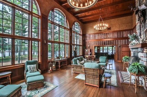 Lakefront, Historic Esate on the Eagle River Chain of Lakes! Sleeps 42